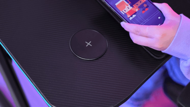 GXT 710 Luminus Pro RGB Gaming Desk