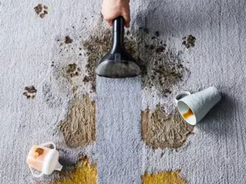 Αφαιρεί λεκέδες από υφασμάτινες επιφάνειες