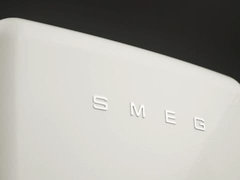 Ρετρό εμφάνιση με διαχρονικό στυλ