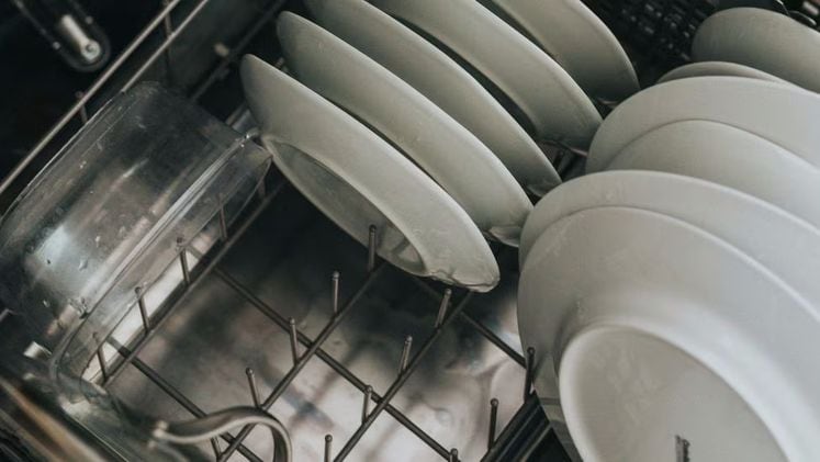 Pitsos DSF61I02: Η χαρά της εύκολης, αστραφτερής καθαριότητας στην κουζίνα σου.