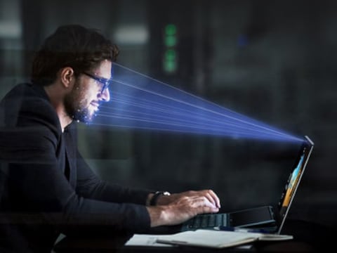 Ξεκλείδωσε, αμέσως