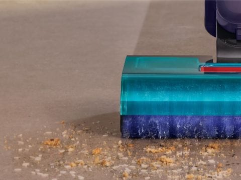 Συλλέγει και ανασηκώνει στέρεα υπολείμματα