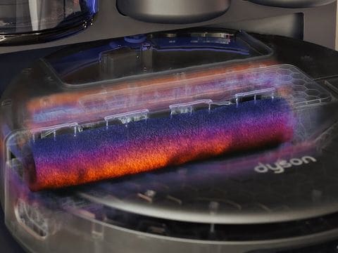 Καθαρίζει τον κύλινδρο με ζεστό νερό