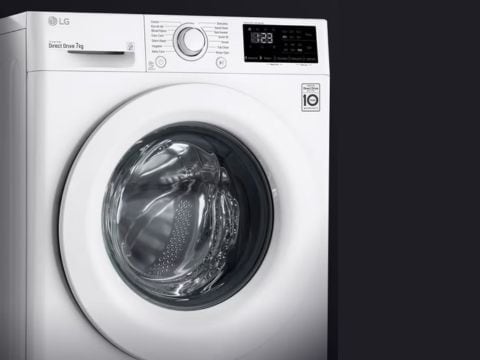 Κομψή πόρτα από ανθεκτικό, ενισχυμένο γυαλί.