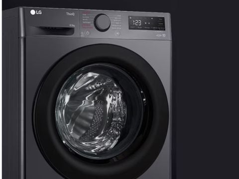 Κομψή πόρτα από ανθεκτικό, ενισχυμένο γυαλί.