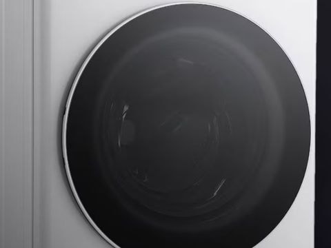 Κομψή πόρτα από ανθεκτικό, ενισχυμένο γυαλί.
