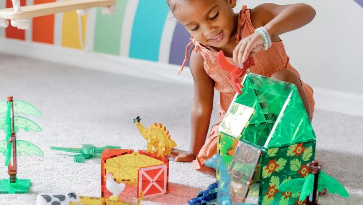 Το παιχνίδι στα χέρια του παιδιού Magna-Tiles